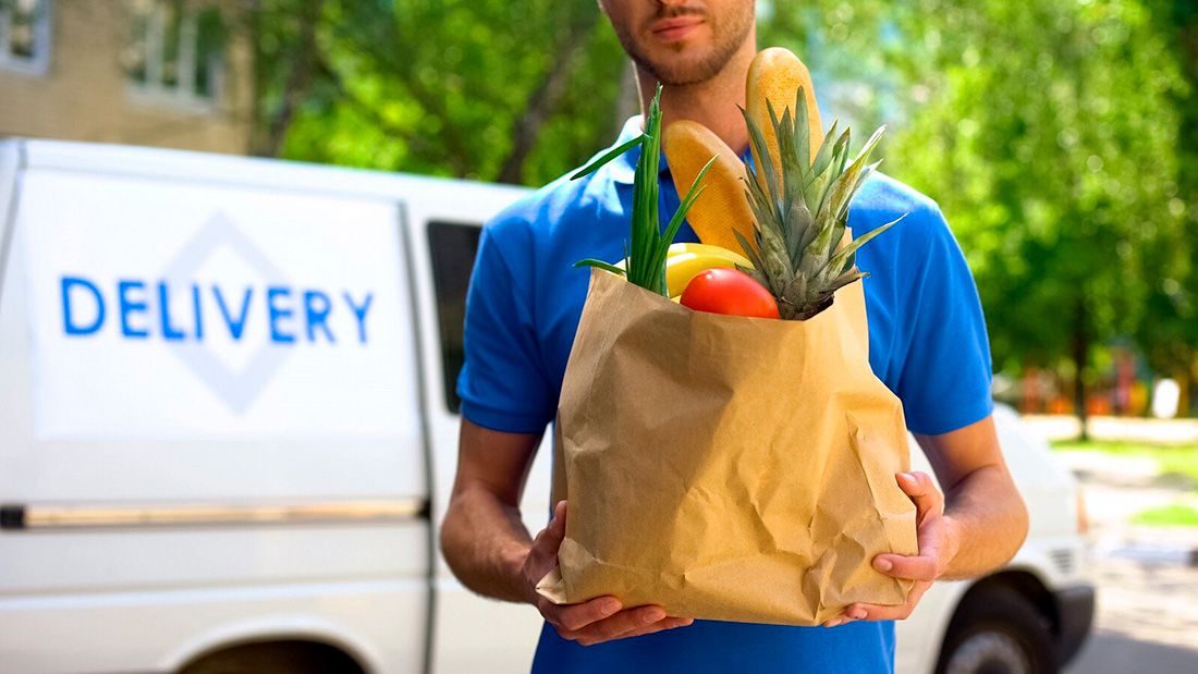 Сервис доставки еды. Доставщик продуктов. Курьер с продуктами. Курьер доставка продуктов. Доставщик с пакетом продуктов.